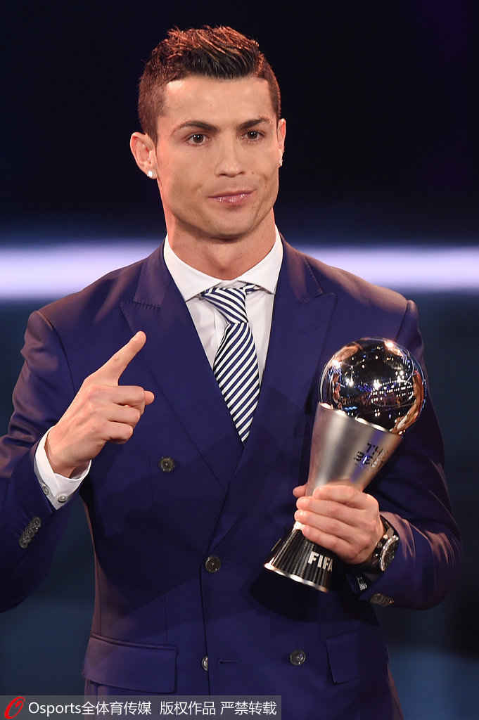 德甲战报：凯恩替补登场戴帽，拜仁5-0狂胜十人斯图加特