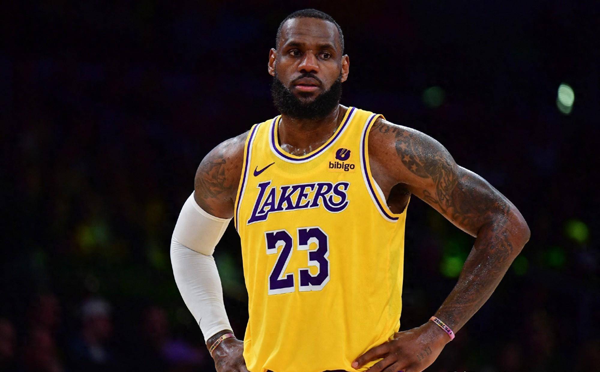 国米大胜升榜首！米兰中锋令人愁（国米大捷领跑联赛，米兰中锋令人担忧）