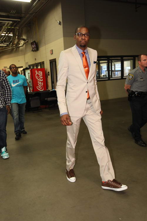 杨瀚森带女友赴美引发争议，好友崔永熙称其应专注篮球，网友支持其在球场表现。（杨瀚森携女友赴美惹热议，崔永熙建议专注篮球，网友力挺其场上表现）