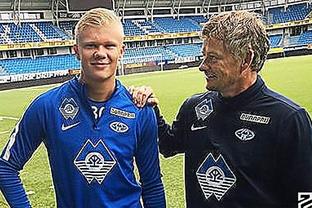 泪目！足协杯冠军奖杯被带回工体，放在已故球迷杨雪的座位旁（令人动容：足协杯冠军奖杯回归工体，安放在已故球迷杨雪的座位旁）