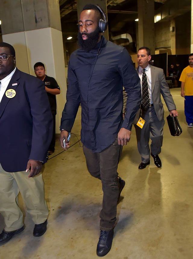 消息人士透露，拜仁对从曼联挖角充满信心，双方已就一月份的重磅交易展开谈判。（知情人士称拜仁有信心从曼联引援，一月重磅交易谈判已开启）